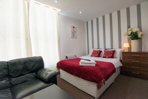 Deluxe Studio, Multiple Beds | 1 bedroom, iron/ironing board, free WiFi - Snooze Apartments Flat 52 (Bradford)