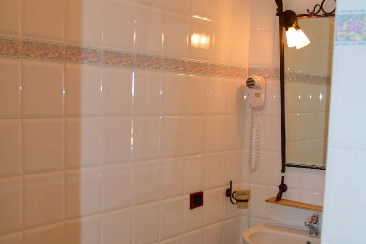 Douche, sĂšche-cheveux, bidet, serviettes fournies