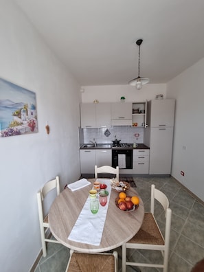Departamento (3 Pax) | Cocina privada | Refrigerador con congelador y artículos de limpieza 