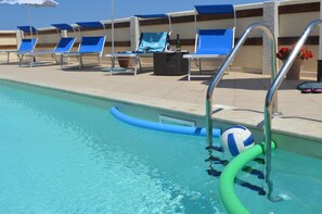 15 piscines extérieures, parasols de plage, chaises longues