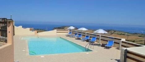 15 Außenpools, geöffnet von 09:00 Uhr bis 19:30 Uhr, Sonnenschirme