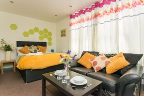 Deluxe-stúdíóíbúð - mörg rúm | Straujárn/strauborð, ókeypis þráðlaus nettenging