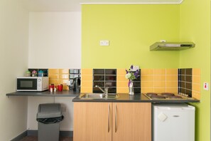 Deluxe-stúdíóíbúð - mörg rúm | Einkaeldhúskrókur | Ísskápur, örbylgjuofn, eldavélarhellur, rafmagnsketill