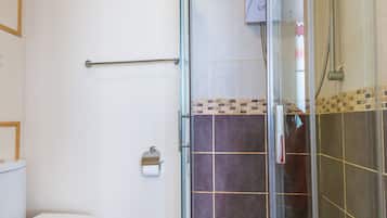 Deluxe studio, Meerdere bedden | Badkamer | Een douche, gratis toiletartikelen, een haardroger, handdoeken