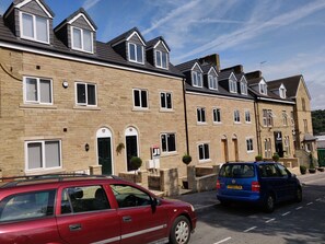 Exterior - Snooze Apartments Flat 53 (Bradford)