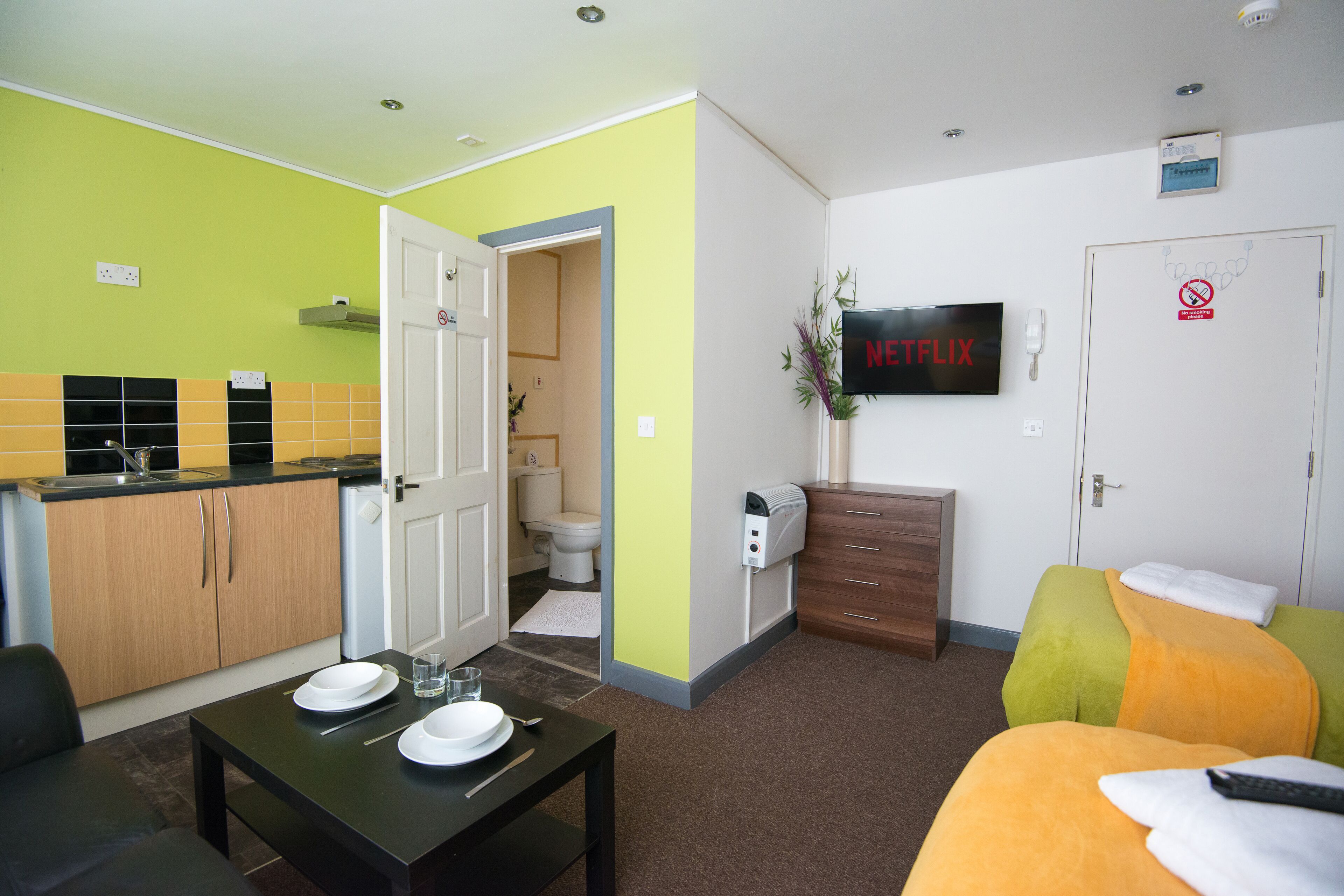 تجهيزات دش، مستلزمات مجانية للعناية الشخصية، مجففات شعر، مناشف