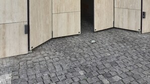 Une entrée d’immeuble avec un panneau indiquant une hauteur maximale de 2,0 mètres.