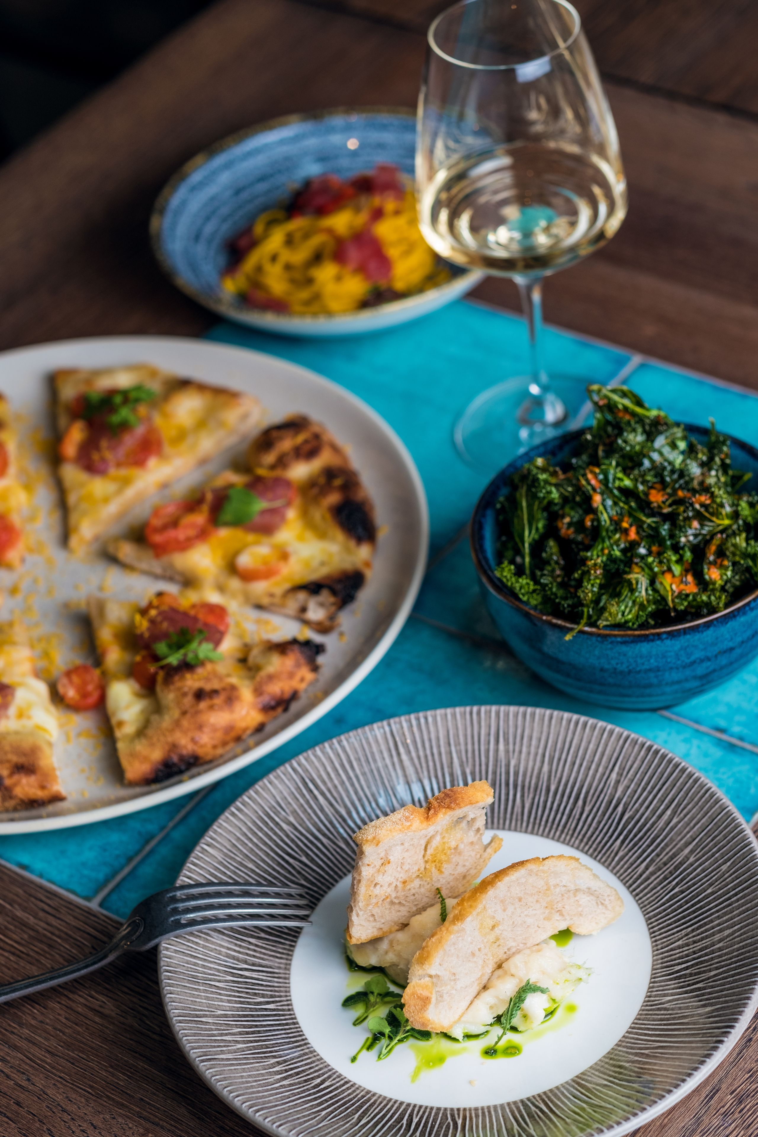 lunch and dinner served, italian cuisine