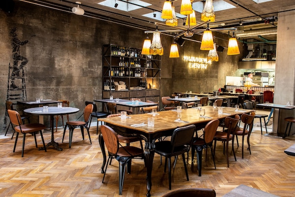 Lunch and dinner served, Italian cuisine