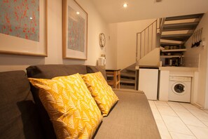 Økonomileilighet, 1 dobbeltseng med sovesofa, ikke-røyk | Skrivebord, strykejern/-brett, wi-fi (inkludert) og sengetøy