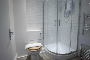 Family Apartment, Multiple Beds, Non Smoking | Bathroom | Free toiletries, hair dryer