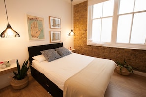 Comfort Apartment, 1 Double Bed with Sofa bed, Non Smoking | Desk, iron/ironing board, free WiFi, bed sheets - King Square Gardens by Allô Housing (London)