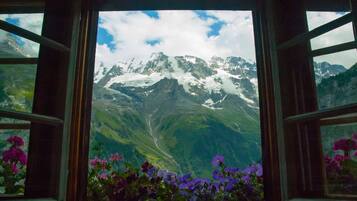 Shared Dormitory, Men only, Mountain View | Free WiFi, bed sheets