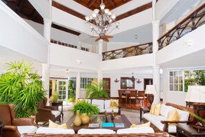 ทีวีจอแอลซีดี, เครื่องเล่นดีวีดี