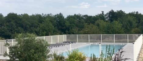 季节性开放的室外游泳池,池畔遮阳伞,日光浴躺椅