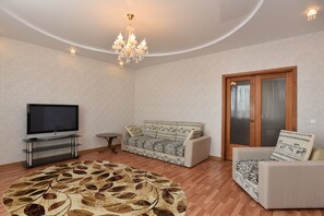 Perhehuoneisto, 1 makuuhuone, keittiö | Olohuone | 102–senttinen taulutelevisio, jossa digitaalikanavat