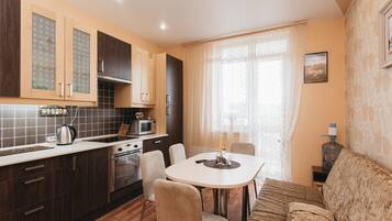 Luxury-Apartment, 1 Schlafzimmer, Küche | Eigene Küche | Großer Kühlschrank, Mikrowelle, Ofen, Herdplatte