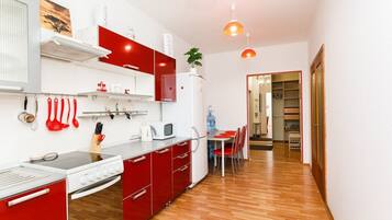 ห้องคอมฟอร์ททริปเปิล, 3 ห้องนอน, ห้องครัว, วิวเมือง | ครัวส่วนตัว | ตู้เย็นขนาดใหญ่, ไมโครเวฟ, เตาอบ, เตาประกอบอาหาร