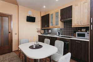 Luksushuoneisto, 1 makuuhuone, keittiö | Yksityinen keittiö | Täysikokoinen jääkaappi, mikroaaltouuni, uuni, liesi