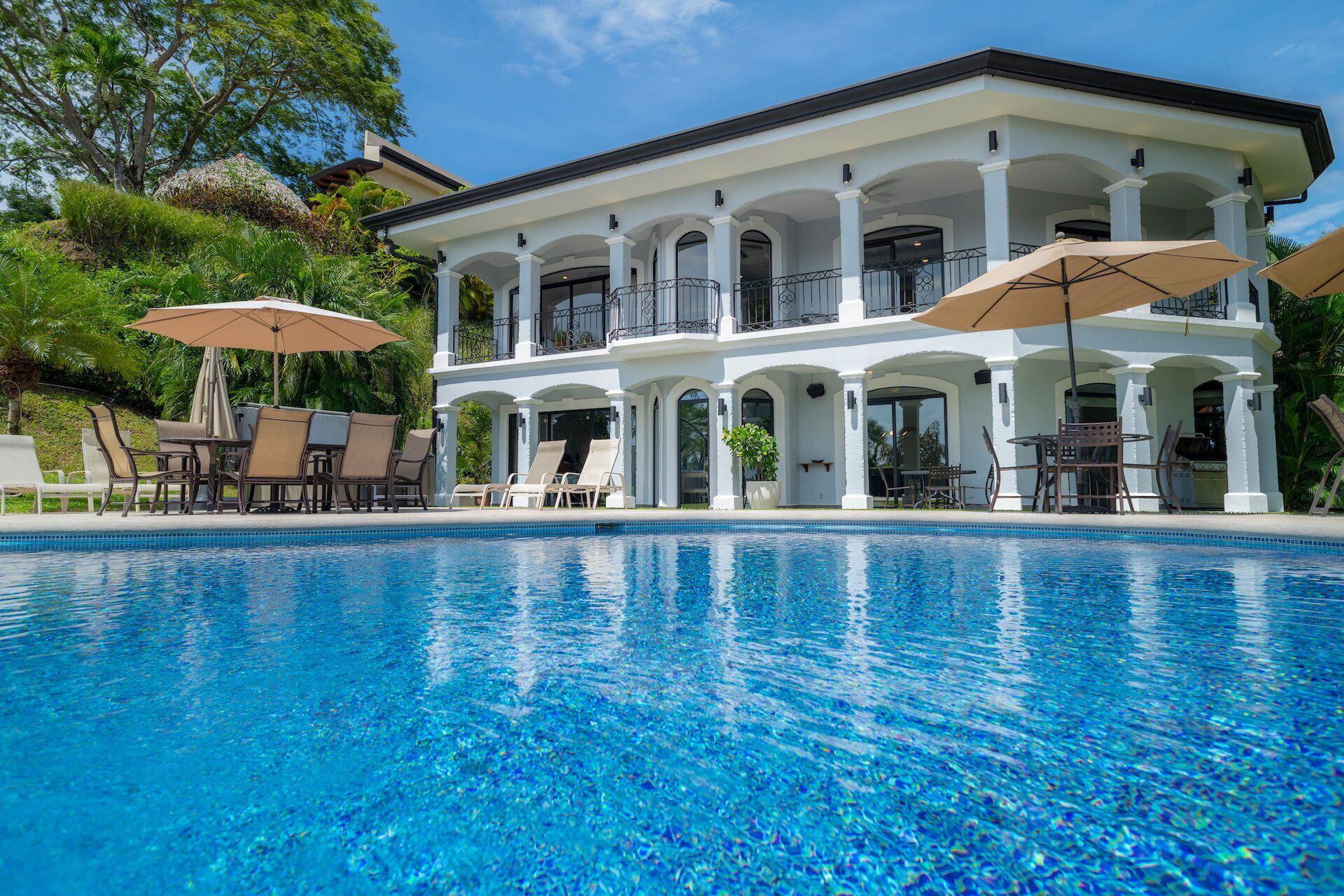 House (6 Bedrooms) | Front of property