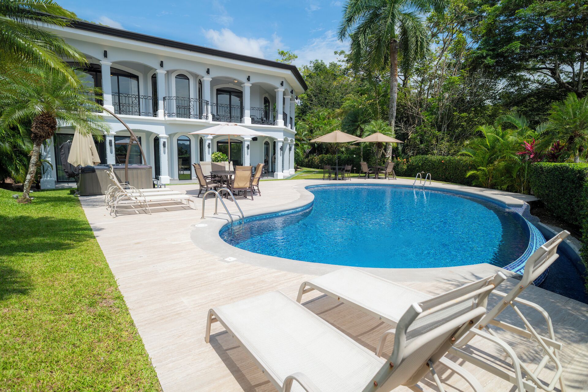 House (6 Bedrooms) | Interior