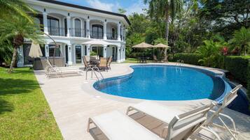 House (6 Bedrooms) | Interior