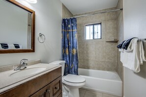 Traditioneel huis | Badkamer | Een bad/douchecombinatie, een diep bad, gratis toiletartikelen