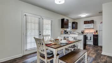 Traditional House | In-room dining