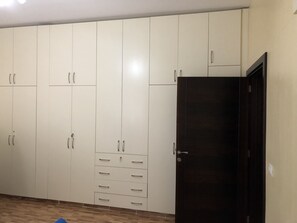 Chambre, plusieurs lits, accessible aux personnes à mobilité réduite | Équipements de la chambre