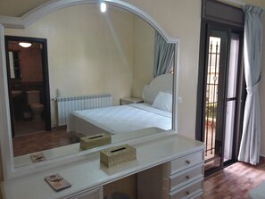 Chambre, 1 très grand lit, accessible aux personnes à mobilité réduite, vue jardin