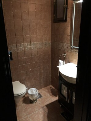 Double or Twin Room, Accessible, Garden View | Bathroom | Shower, free toiletries, towels - Honey Guesthouse (Jezzine)