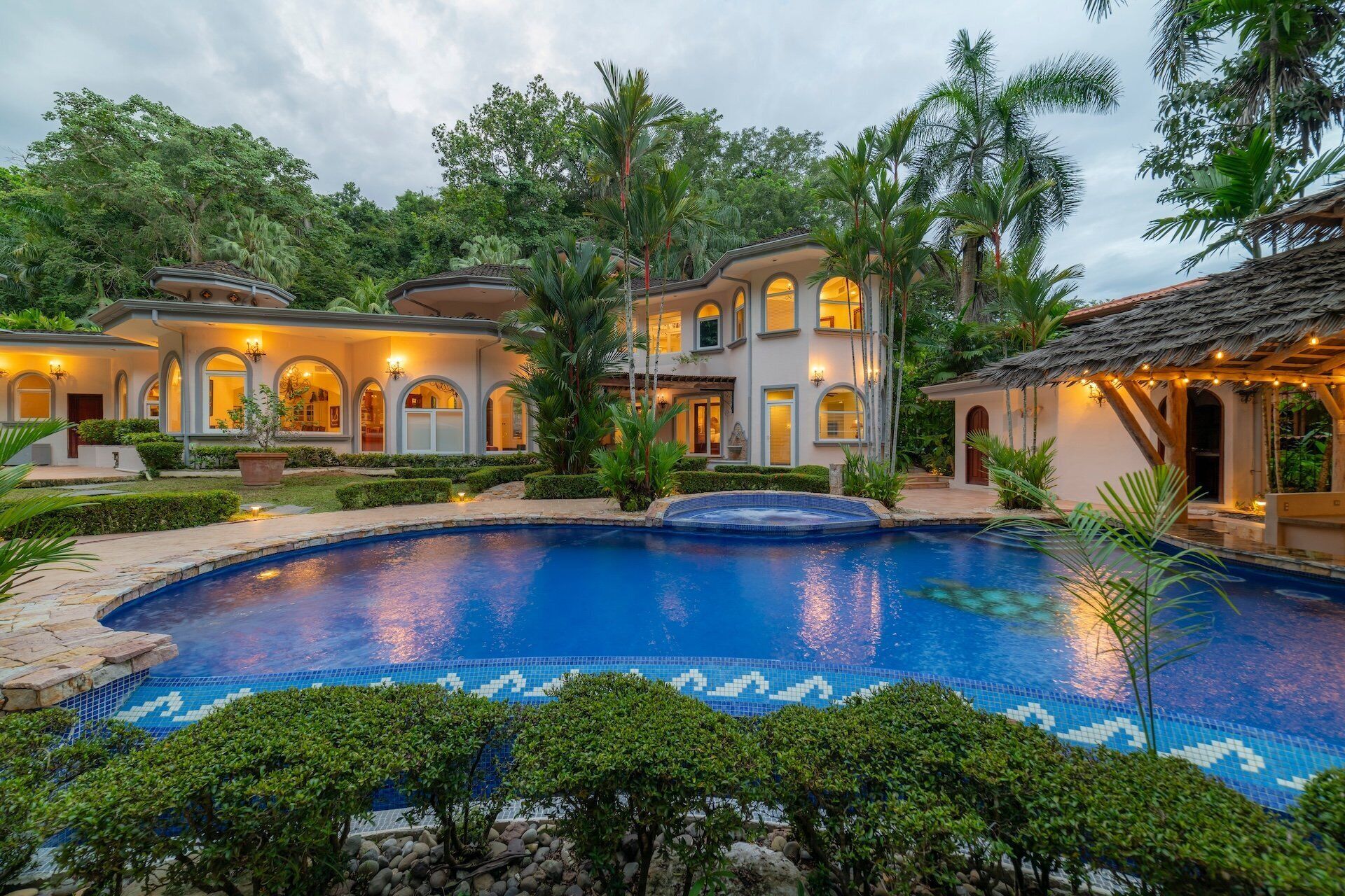 House (6 Bedrooms) | Front of property