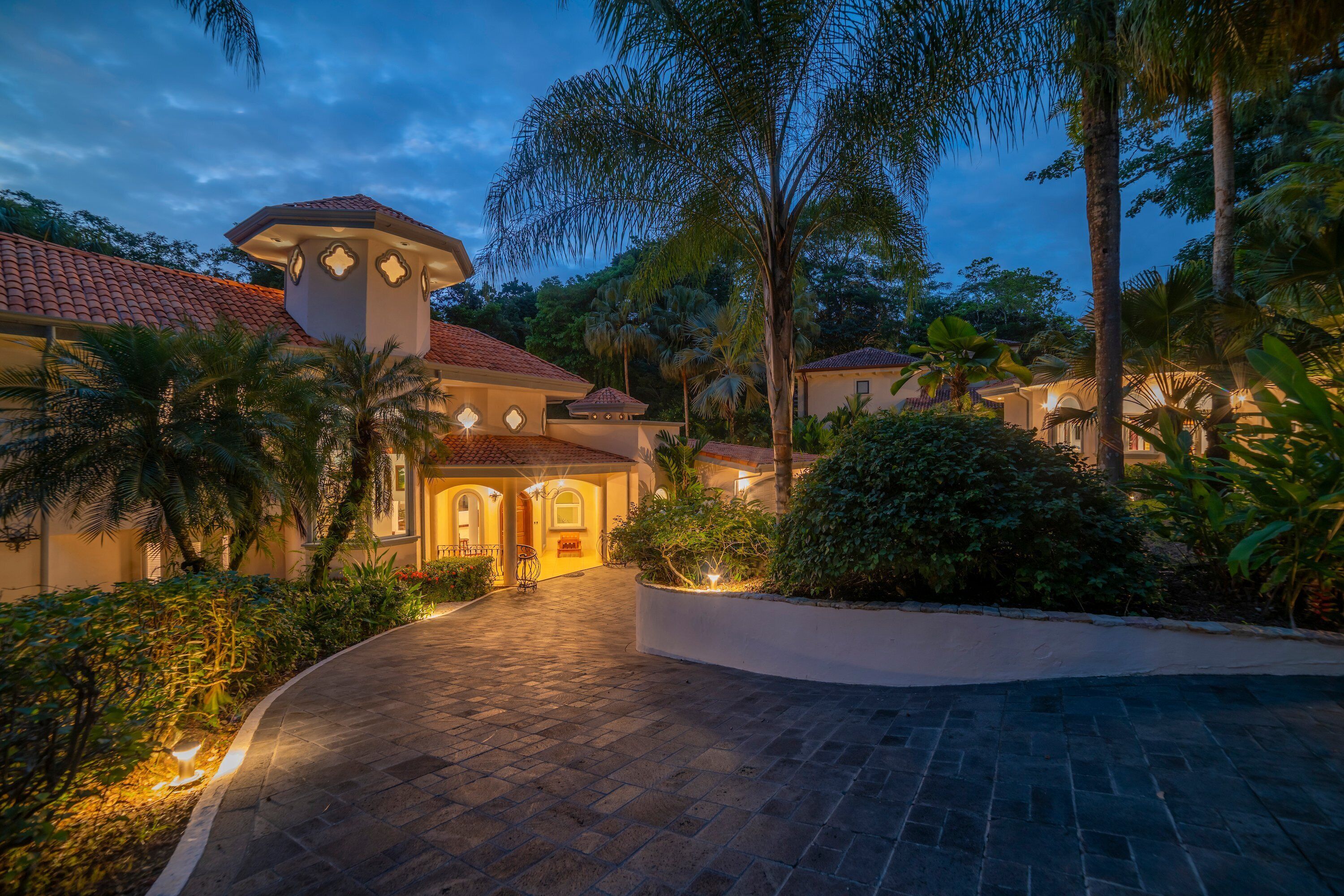 House (6 Bedrooms) | Interior