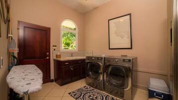 House, Multiple Beds (Harmon House) | Laundry