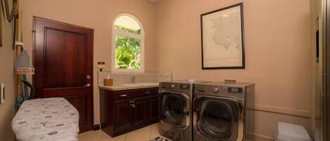 House, Multiple Beds (Harmon House) | Laundry