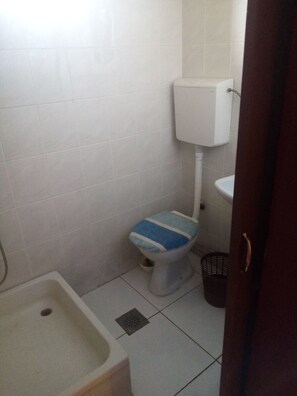 Habitación básica con 2 camas individuales, 2 camas individuales, para fumadores | Baño | Regadera y toallas