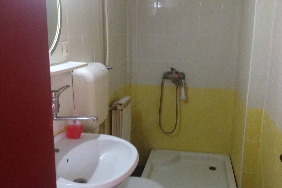 Habitación doble estándar | Baño | Regadera y toallas