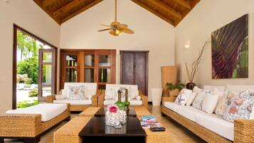 Vila, 1 cama King, para não fumantes | Sala de estar | TV LCD, DVD player