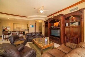 Condo, várias camas (Los Suenos Resort Bella Vista 2C) | Sala de estar | TV de tela plana