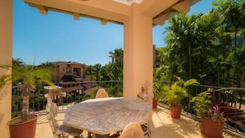 Condo, varias camas (Los Suenos Resort Bella Vista 2C) | Balcón