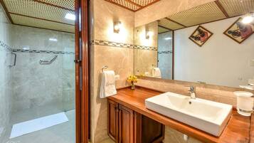 Villa, 1 King Bed, Non Smoking | Bathroom | Hair dryer, towels