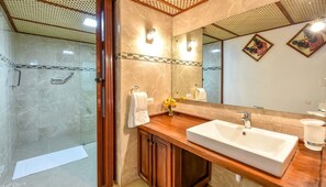 Villa, 1 King Bed, Non Smoking | Bathroom | Hair dryer, towels