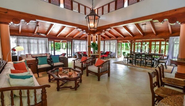 Villa, 1 kingsize bed, niet-roken | Woonruimte | Lcd-televisie en een dvd-speler