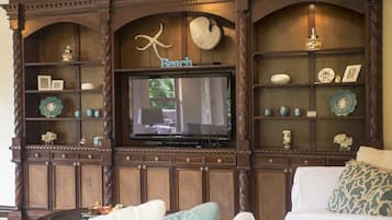 Appartement, Meerdere bedden (Los Suenos Resort Bella Vista 3F- Fam) | Woonruimte | Flatscreentelevisie