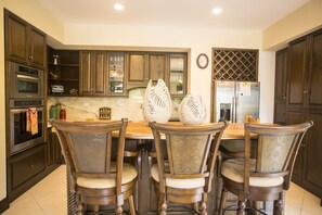 Apartment, Mehrere Betten (Los Suenos Resort Bella Vista 3F- Fam) | Eigene Kochnische | Großer Kühlschrank, Mikrowelle, Ofen, Herdplatte