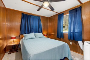2 bedrooms, free WiFi, bed sheets - The Cabin on Canyon Lake! (Canyon Lake)