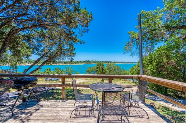 Outdoor dining - The Cabin on Canyon Lake! (Canyon Lake)