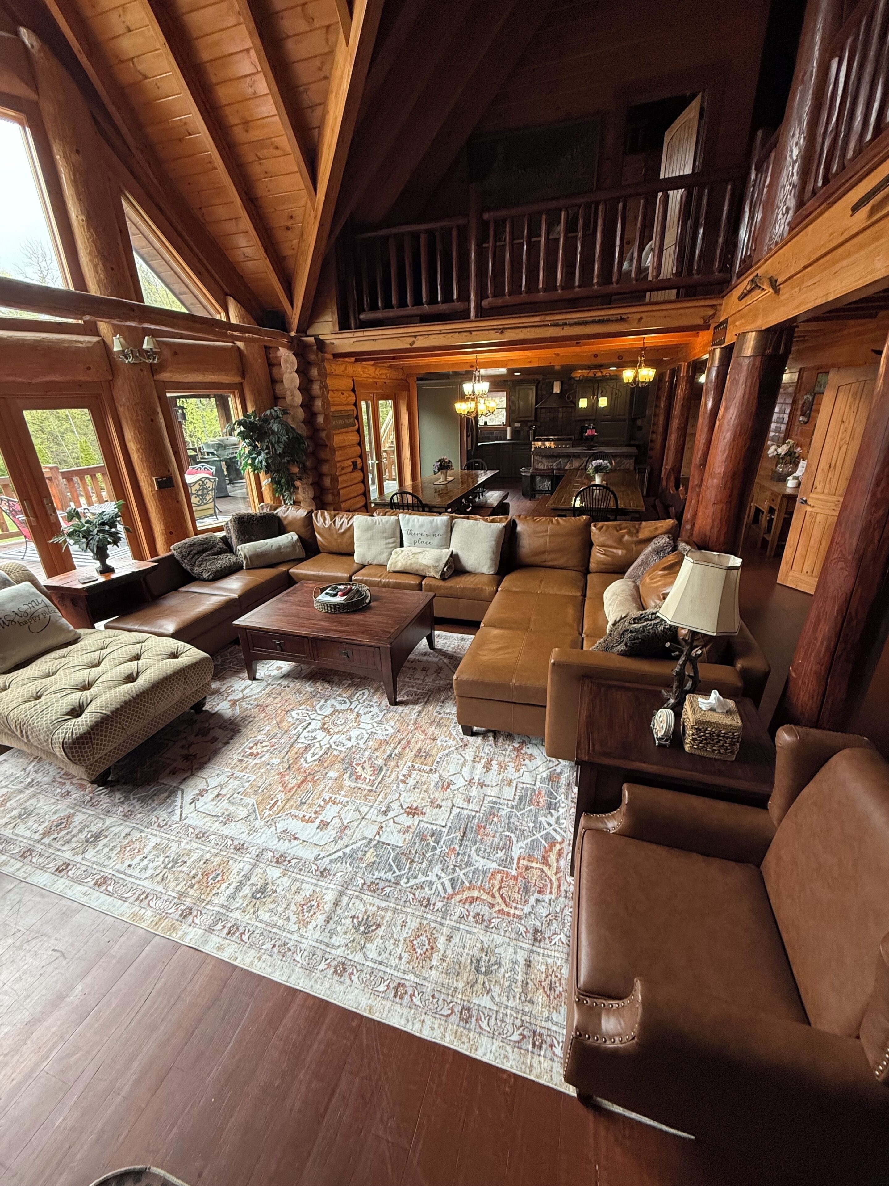 L’intérieur d’une cabane en rondins comprend un salon, un coin repas et une cuisine.