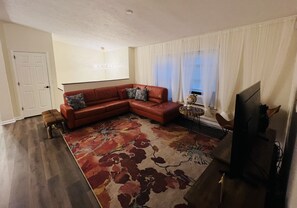 TV connectée, cheminée, lecteur de DVD, baby-foot