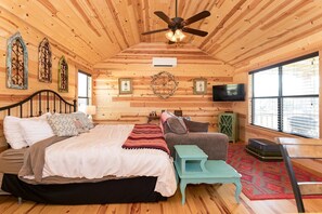 Cute and colorful accents - Live Oak Creek Cabins- Zac's Cabin | Hot Tub | Water Access (Fredericksburg)